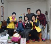 아산시 영인면, 취약계층 어르신 찾아가는 생신잔치 진행 | 뉴스로