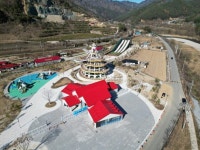 놀이‧체험‧공연 꽉 채운 풀코스 겨울여행 1번지 2025-2026 한겨울 분천산타마을 개장! | 뉴스로