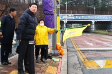 이상일 용인특례시장, 청덕초등학교 학생 안전 위한 교통지도 봉사 및 현장 점검 | 뉴스로