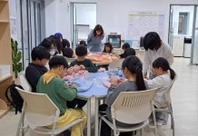 학교밖 청소년 봉사동아리 목도리 뜨게질 봉사 | 뉴스로