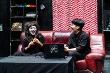 대학로 대표 연극 ‘죽여주는 이야기’가 함안을 찾아온다 | 뉴스로