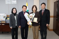 한국필립모리스(주) 윤희경 대표이사, 고용창출·지역사회 기여로 도지사 표창 수상 | 뉴스로