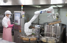 강남구, ‘국내 최초’ 가스·스팀 자동제어 급식 조리로봇…작업환경 개선 효과 | 뉴스로