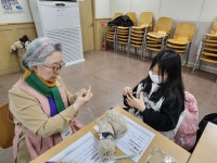 부천시소사노인복지관, 뜨개로 잇는 세대의 온기 「1·3세대, 뜨개로 이어요」 성료 | 뉴스로