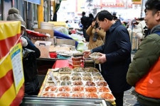 김천시, 설맞이 전통시장 장보기 행사 실시 민생경제 살린다 | 뉴스로