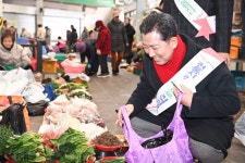 설 앞두고 선산봉황시장 장보기…구미시, 전통시장 소비 촉진 나서 | 뉴스로