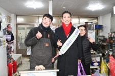 설 앞두고 선산봉황시장 장보기…구미시, 전통시장 소비 촉진 나서 | 뉴스로