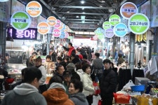 박정현 부여군수, 전통시장 방문해 민생경제 현장 점검 | 뉴스로