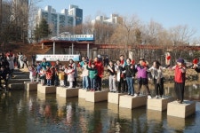 승기천 생태하천 ‘발돋움’…1급수 대표종 버들치 방류 | 뉴스로