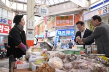 취암동 번영회&체육회 함께한 ‘3월 전통시장 장보기’ | 뉴스로