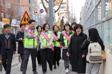 이상일 용인특례시장, 신갈초 찾아 현장 점검…학부모 목소리 청취 | 뉴스로