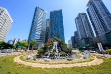 마포의 관문이 달라졌다…공덕오거리 교통섬 폭포 탄생 | 뉴스로
