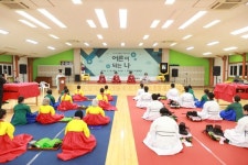 전통 성년례로 성인의 의미 되새겨…영월향교서 행사 개최 | 뉴스로
