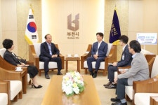 ㈜윤덕씨앤피, 부천시에 아동·청소년 지원기금 2천만 원 전달 | 뉴스로