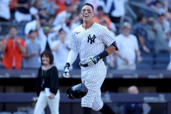 ヤンキース、２日連続ノーノー危機からジャッジがサヨナラ弾　バットは「マルコムＸ」リー監督に - ＭＬＢ写真ニュース : 日刊スポーツ