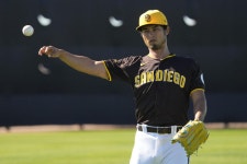 【写真速報】大谷が由伸のブルペン投球に熱視線　パドレスのダルと松井裕樹もキャンプイン - ＭＬＢライブ速報写真ニュース : 日刊スポーツ... 