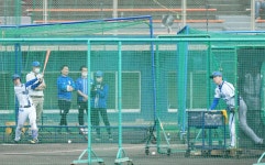 【DeNA】ドラ１松尾汐恩、ランチ特打で三浦監督と“対決”　ブルペンでは大貫らの球受ける - プロ野球写真ニュース : 日刊スポーツ