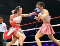 WBA女子ミニマム級王者黒木優子が初防衛成功「経験でいけたかな」25歳鈴木なな子に判定勝利 - ボクシング写真ニュース : 日刊スポーツ