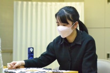 【囲碁】仲邑菫三段、上野愛咲美女流棋聖に勝ち１勝１敗　最年少タイトル獲得へ最終第３局に望み - 社会写真ニュース : 日刊スポーツ