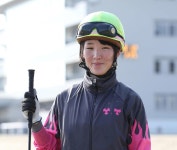 永島まなみ、２日連続勝利でJRA32勝目　ワイノナオミがゴール寸前で差し切りＶ／新潟2R - 競馬写真ニュース : 日刊スポーツ