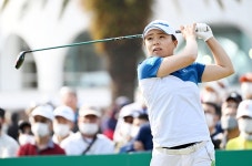 岸部桃子と笑顔で話す金沢志奈、笑顔でスタートする稲見萌寧／女子プロ第２日写真特集１ - ゴルフライブ速報写真ニュース : 日刊スポーツ... 