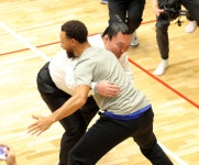 元横綱白鵬の宮城野親方がNBAのスーパースター、ステフィン・カリーとコート上で相撲 - バスケットボール写真ニュース : 日刊スポーツ