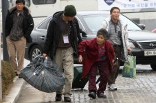 옹진포토-연평도주민 김포양곡지구이주하는주민들 2010년12월19일 내용 | media