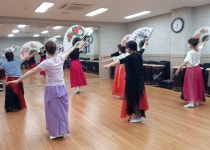 평창군입니다. 포토갤러리 - (봉평면) 부채춤 상세화면 | 평창군 평생학습관 > 열린마당 > 포토갤러리 평창군입니다. 평창행정