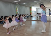 평창군입니다. 포토갤러리 - (배달강좌) 어린이 발레 상세화면 | 평창군 평생학습관 > 열린마당 > 포토갤러리 평창군입니다. 평창행정