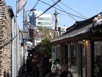 북촌한옥마을보다 익선동 한옥거리가 사람들 많네요 - 팝코넷 | 자유게시판 북촌한옥마을보다 익선동 한옥거리가 사람들 많네요