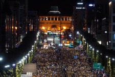 오늘자 서초역 촛불집회 - 팝코넷 | 자유게시판 오늘자 서초역 촛불집회