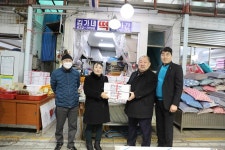 민주평화통일자문회의 | 지역회의·협의회 > 국내 지역회의·협의회... 설맞이 탈북민 사랑의 선물 전달(떡국 재료 나누기) 민주평화통일자문회의