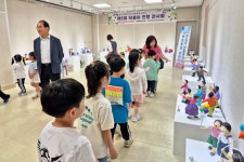 민주평화통일자문회의 | 지역회의·협의회 > 국내 지역회의·협의회 > 활동현황 | 여성이 만들어가는 평화통일 한반도-제5회 닥종이 인형 전시회... 