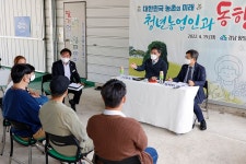 상세보기 < 인물/동정< 새소식 < 정책홍보 < 농촌진흥청 [인물/동정]경남 연구현장과 청년농업인 영농현장 찾은 박병홍 청장
