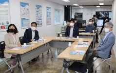상세보기 < 인물/동정< 새소식 < 정책홍보 < 농촌진흥청 [인물/동정]스마트 농업 실증연구 교육현장 점검