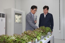 수직농장 수출기업 현장 소통 < 인물/동정< 새소식 < 정책홍보 < 농촌진흥청 [인물/동정]수직농장 수출기업 현장 소통