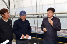 실증시범 농장 찾아 현장 의견 수렴 < 인물/동정< 새소식 < 정책홍보 < 농촌진흥청 [인물/동정]실증시범 농장 찾아 현장 의견 수렴 