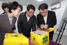 뒤영벌 스마트 생산업체ㆍ이용 농가 방문 < 인물/동정< 새소식 < 정책홍보 < 농촌진흥청 [인물/동정]뒤영벌 스마트 생산업체ㆍ이용 농가 방문