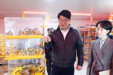 뒤영벌 스마트 생산업체ㆍ이용 농가 방문 < 인물/동정< 새소식 < 정책홍보 < 농촌진흥청 [인물/동정]뒤영벌 스마트 생산업체ㆍ이용 농가 방문