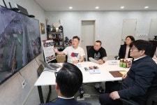 상세보기 < 인물/동정< 새소식 < 정책홍보 < 농촌진흥청 [인물/동정]스마트 양돈 선도농가 방문