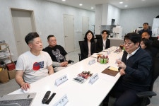 상세보기 < 인물/동정< 새소식 < 정책홍보 < 농촌진흥청 [인물/동정]스마트 양돈 선도농가 방문