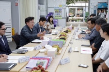 상세보기 < 인물/동정< 새소식 < 정책홍보 < 농촌진흥청 [인물/동정]포도 스마트팜 선도 농장 방문