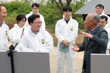 낙농ㆍ양돈 분야 선도 농업현장 방문 < 인물/동정< 새소식 < 정책홍보 < 농촌진흥청 [인물/동정]낙농ㆍ양돈 분야 선도 농업현장 방문