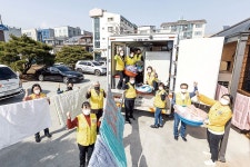 - 대한적십자사 RedCross 지난 2월 22일, 빨랫감을 든 적십자봉사원들이 충청남도 홍성적십자봉사관에 하나둘 모였습니다.	결연가족의 겨울... 