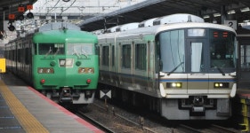 新快速で使用された１１７系（左）、２２１系は快速や…｜【時刻表は読み物です】新快速、… 写真2/3｜産経ニュース... 