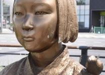 慰安婦像損壊容疑で男逮捕　韓国警察、顔など２カ所 - 産経ニュース 慰安婦像損壊容疑で男逮捕　韓国警察、顔など２カ所