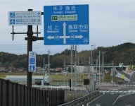 山陰道・鳥取西ＩＣから一般道へつながる道路にも案内…｜頻発する車の立ち往生、原因は雪… 写真2/3｜産経ニュース... 