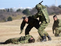 中谷防衛相が「レンジャー！」　陸自空挺団視察、降下訓練も体験 - 読んで見フォト - 産経フォト 中谷防衛相が「レンジャー！」... 