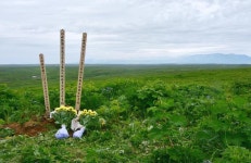 占守島で日本人慰霊祭　１２年ぶり、民間団体主催 - 読んで見フォト - 産経フォト 占守島で日本人慰霊祭　１２年ぶり、民間団体主催