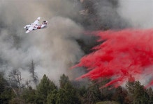 エアタンカーの消火剤投下続く　米加州の森林火災 - 読んで見フォト - 産経フォト エアタンカーの消火剤投下続く　米加州の森林火災